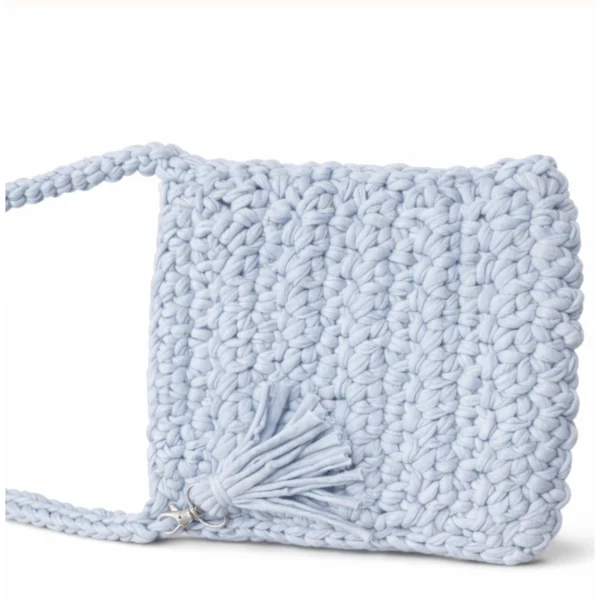 Bolsa tejida artesanal azul con forro satinado