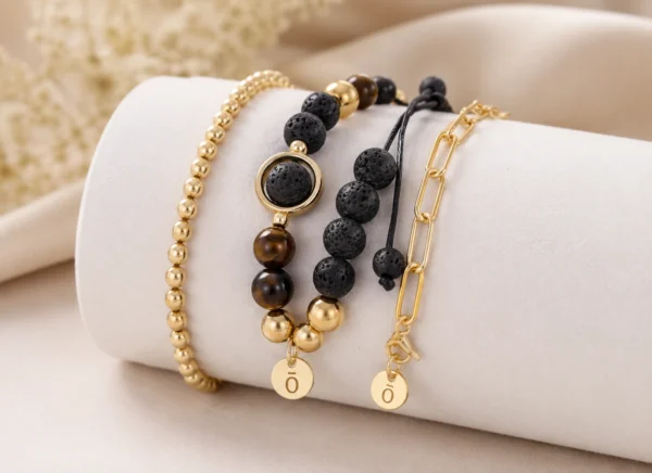 Pulsera Triple para Mujer Dorada y Negra Juego de pulseras triple para mujer color dorado y negro con piedras volcánicas y dijes redondos